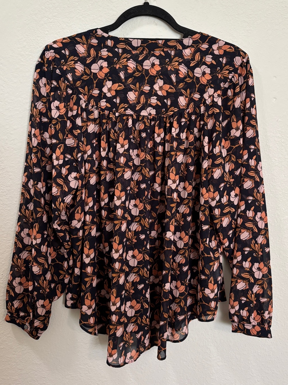LOFT Navy Pink Floral Long Sleeve Button Up Blouse Size Medium Petite - Picture 2 of 5